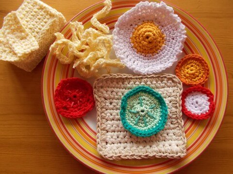 Essen für die Spielküche häkeln - Toast, Butter, Spiegelei, Gemüse und Nudeln