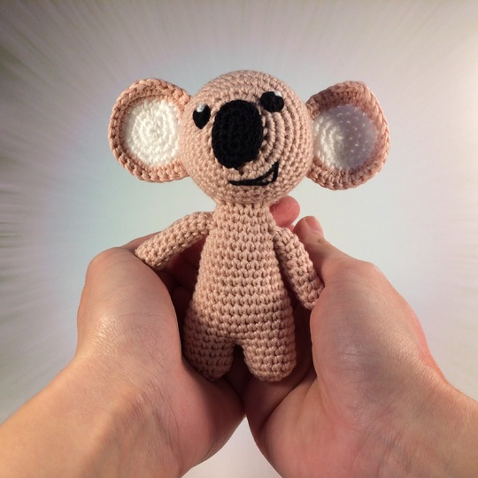 2 in 1 Häkelanleitung: Niedlichen Koalabären als Kuscheltier oder Babyrassel häkeln