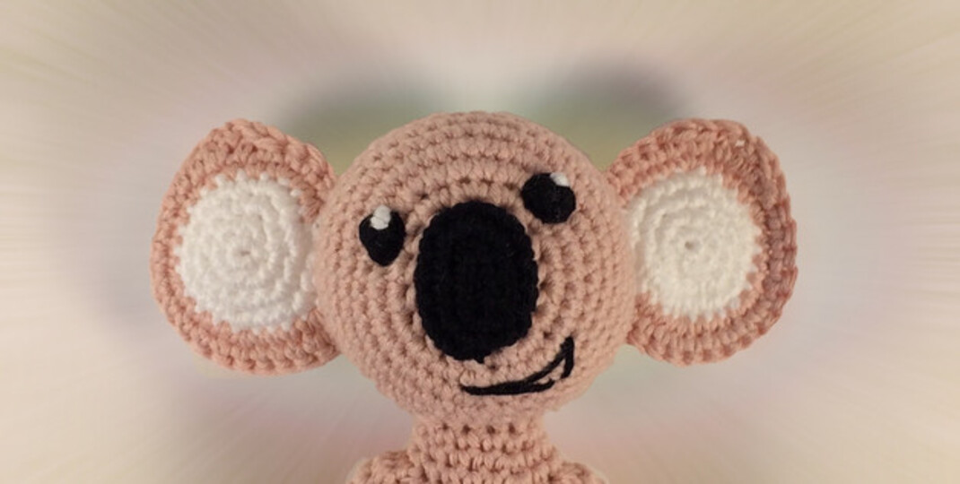2 in 1 Häkelanleitung: Niedlichen Koalabären als Kuscheltier oder Babyrassel häkeln