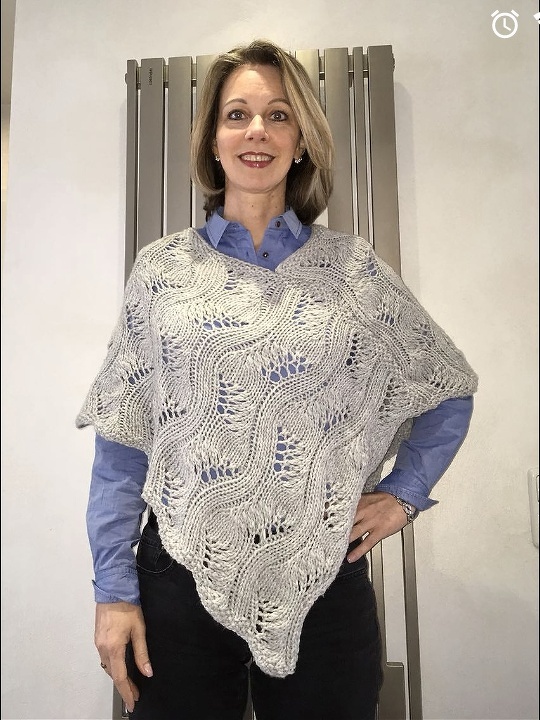 Eleganter Damen-Poncho mit Wellen