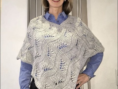 Eleganter Damen-Poncho mit Wellen