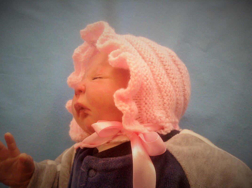 Strickanleitung Babyhaube mit Rüsche Gr. 35/40 und 40/45