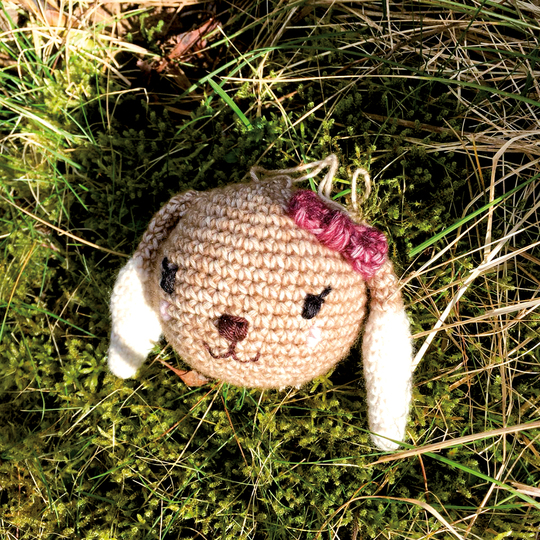 Osterhase Pauline Dekokugel - Häkelanleitung