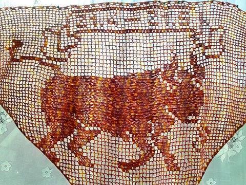 Dreieckiges Filethäkeltuch in rostbraun mit Stiermotiv