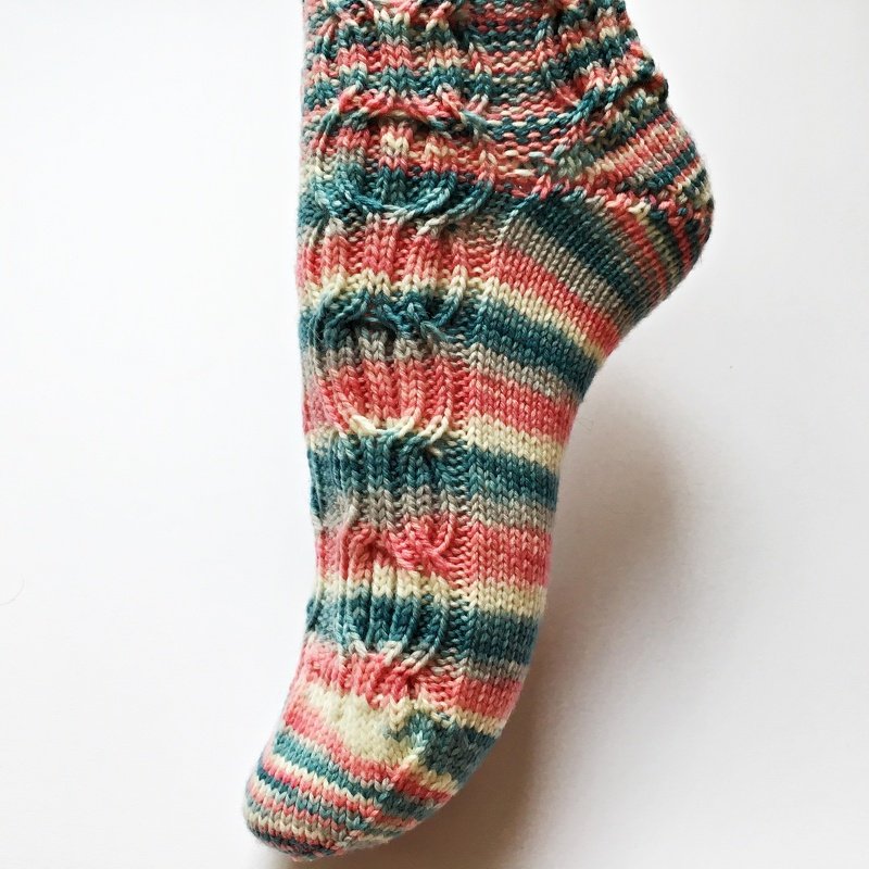 Gestrickte Damensocke in Koralle, Türkis und Creme mit Zopfmuster