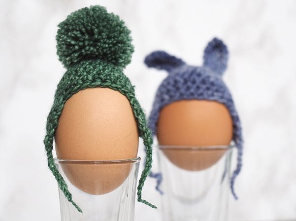 Häkelanleitung: Eiermützen mit Ohrenklappen und Hasenohren oder Bommel