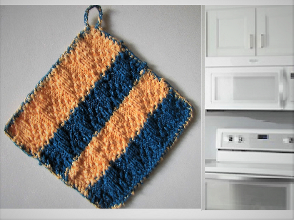 Gestrickter quadratischer Topflappen mit orange-blauen Streifen und Aufhängeschlaufe
