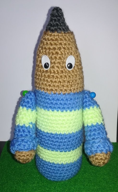 Gehäkelter Bleistift-Amigurumi mit Wackelaugen und blau-grün gestreiftem Pullover