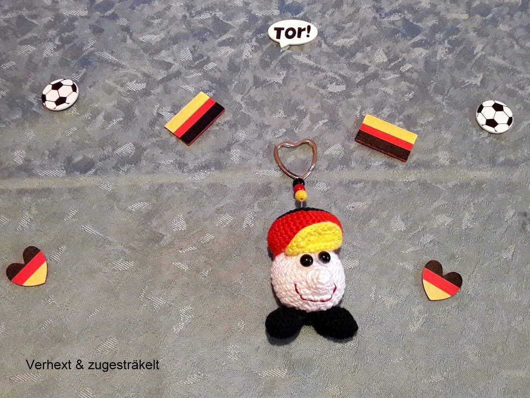 Häkelanleitung " Poldi, das Fußballmaskottchen Taschenbaumler" - Bild 2