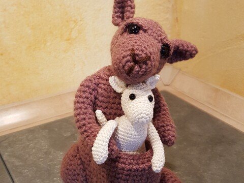 Häkelanleitung Känguru-Mama Arinya & Baby Khya PDF