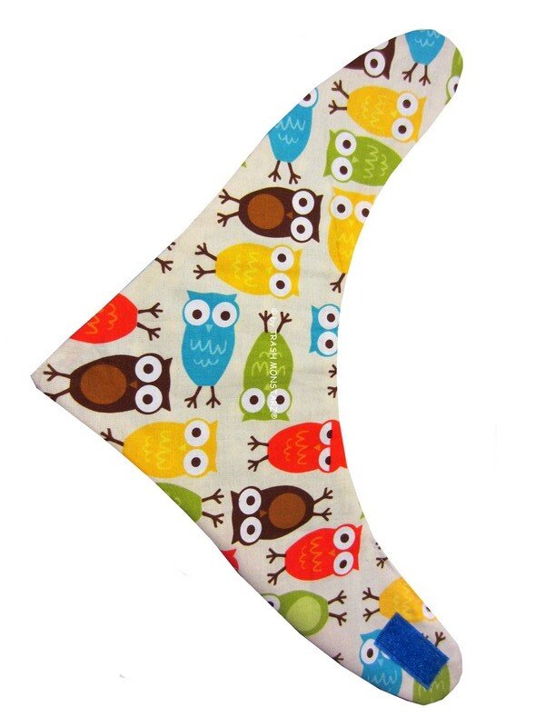 Dreieckiges Babyhalstuch mit bunten Eulen und blauem Klettverschluss