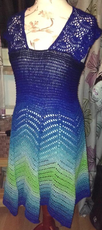 Häkelkleid mit Zickzackmuster im Rock und blau-grünem Farbverlauf auf Schneiderpuppe