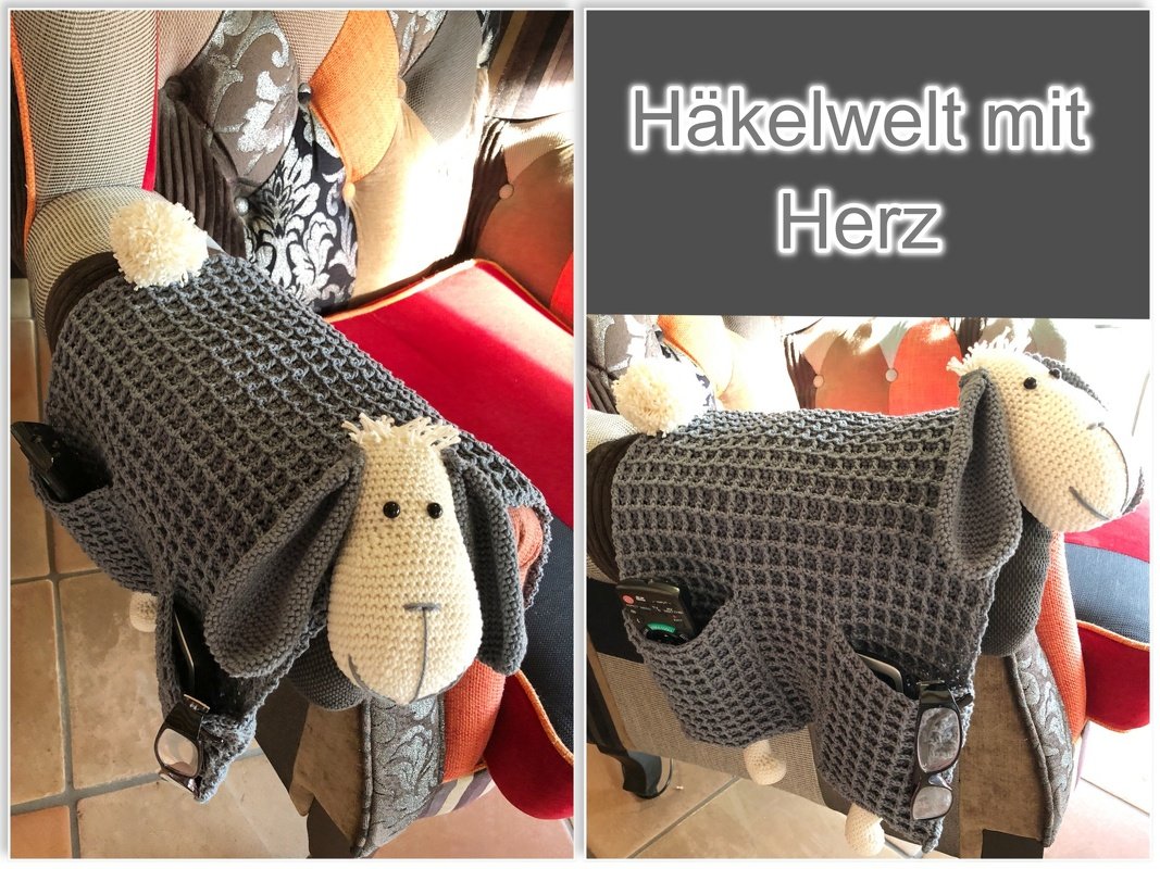 Gehäkelter Armlehnen-Utensilo in Schafsform mit Taschen für Fernbedienung und Brille an einem Sessel.