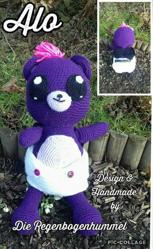 Lila gehäkelter Amigurumi-Bär mit weißer Windel, großen schwarzen Augen und pinkem Haarbüschel, sitzend im Garten