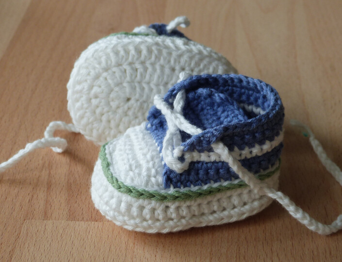 Crochet pattern for dolls' trainers and boots