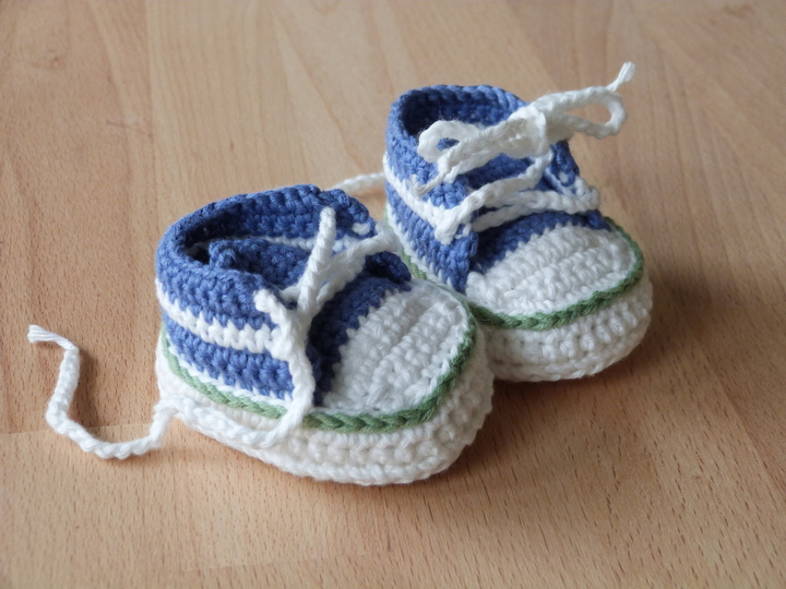 Crochet pattern for dolls' trainers and boots