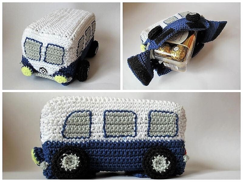 Gehäkelter blau-weißer Kleinbus mit geöffnetem Deckel und Süßigkeiten