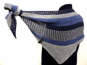 Gestricktes Dreieckstuch mit Hebemaschen und kraus Rippen