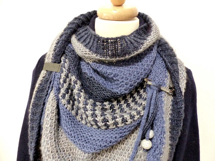 Gestricktes Dreieckstuch mit Hebemaschen und kraus Rippen