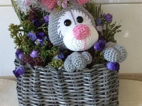 Hasi im Blumenkorb