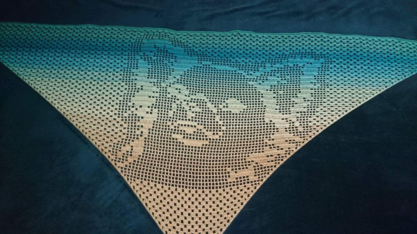 Dreieckiges Filet‑Häkeltuch mit zentralem Tiergesichtsmotiv und Türkis‑Beige‑Farbverlauf