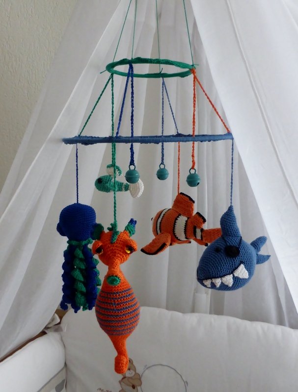 Gehäkeltes Mobile über Babybett mit Clownfisch, Hai, Seepferdchen und Qualle