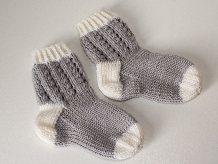 Strickanleitung Babyset, Mütze und Socken, ca. 2 - 8 Monate, Sohlenlänge ca. 12 cm