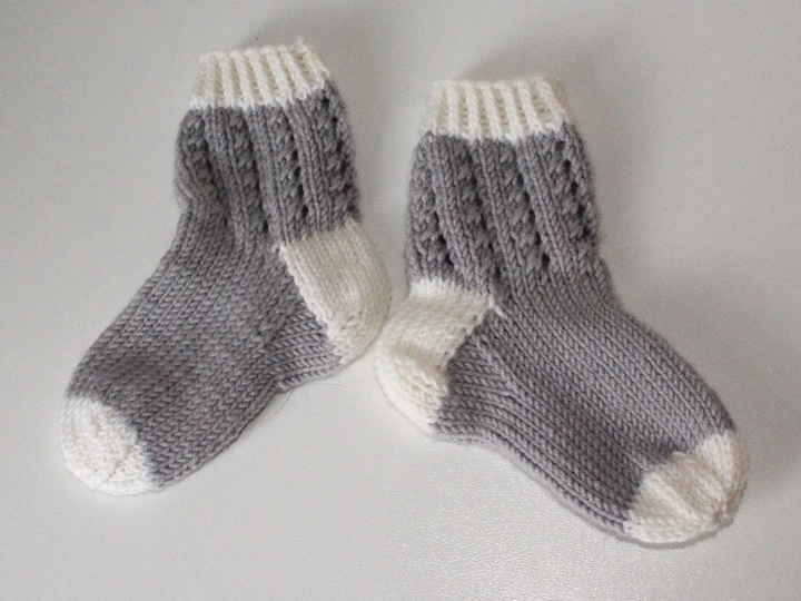Strickanleitung Babyset, Mütze und Socken, ca. 2 - 8 Monate, Sohlenlänge ca. 12 cm