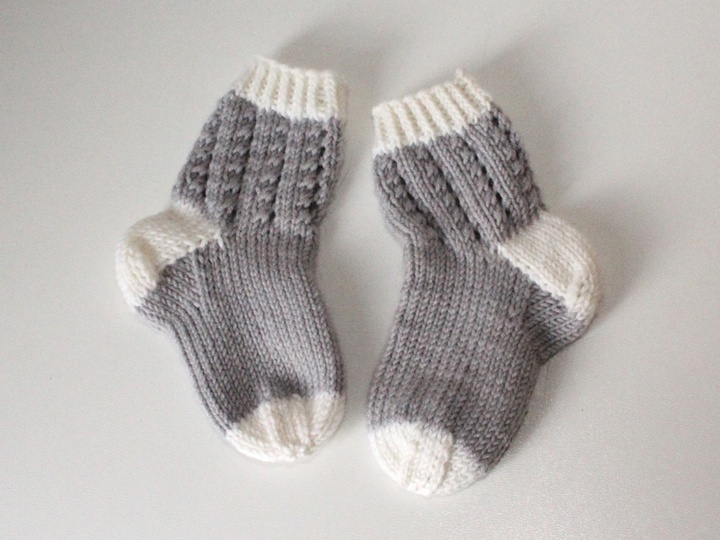 Strickanleitung Babyset, Mütze und Socken, ca. 2 - 8 Monate, Sohlenlänge ca. 12 cm