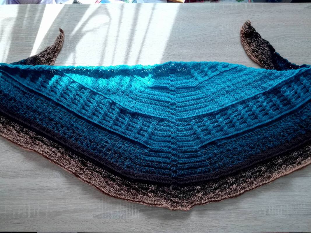 Halbrundes gehäkeltes Tuch in Türkis und Braun, flach ausgebreitet
