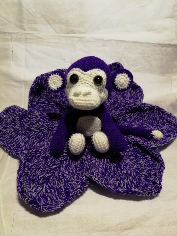 Lila-weißes gehäkeltes Schmusetuch mit Affen-Amigurumi
