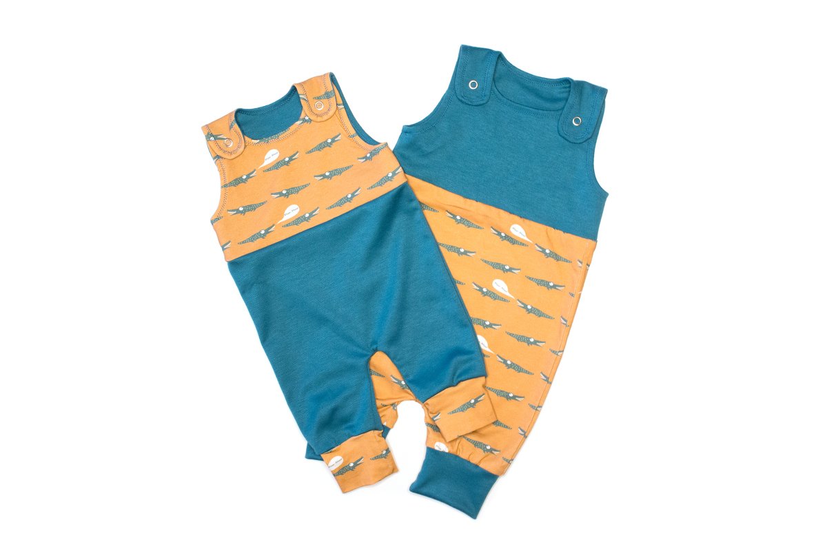 Zwei Baby-Strampler petrol und senfgelb mit kleinem Krokodil-Print, Druckknöpfen an den Schultern und Beinbündchen