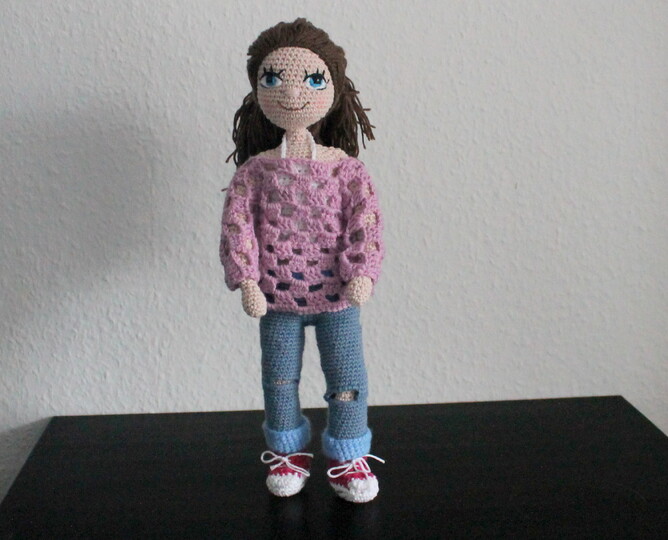 Crochet a Doll – a Poseable Doll with Clothes to Change (EN & DE)