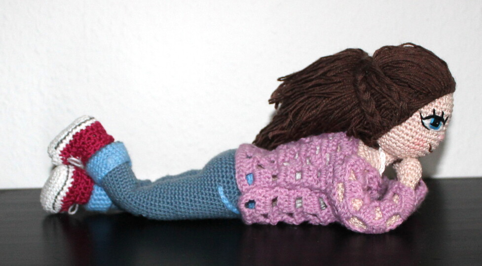 Crochet a Doll – a Poseable Doll with Clothes to Change (EN & DE)