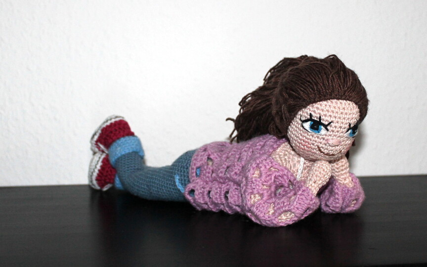 Crochet a Doll – a Poseable Doll with Clothes to Change (EN & DE)