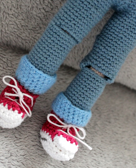 Crochet a Doll – a Poseable Doll with Clothes to Change (EN & DE)