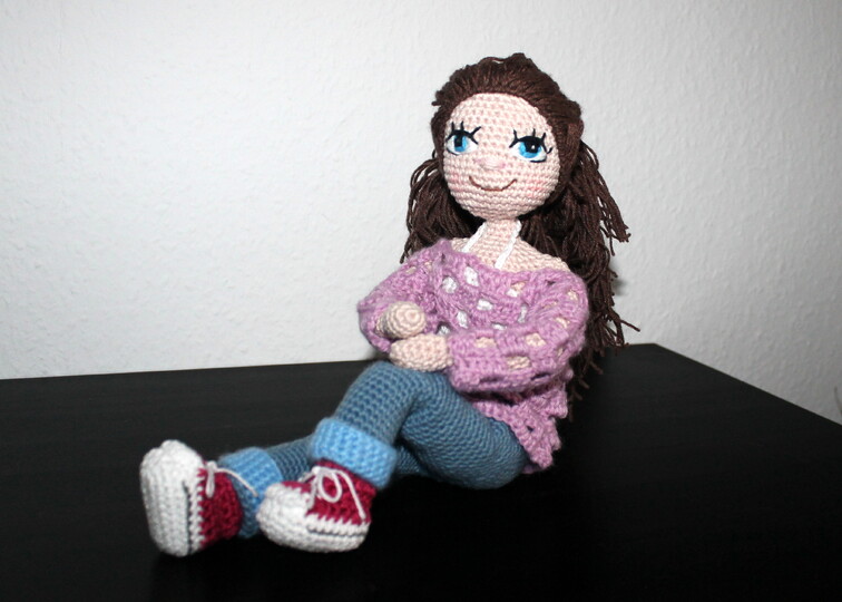 Crochet a Doll – a Poseable Doll with Clothes to Change (EN & DE)