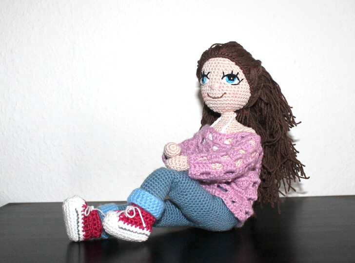 Crochet a Doll – a Poseable Doll with Clothes to Change (EN & DE)