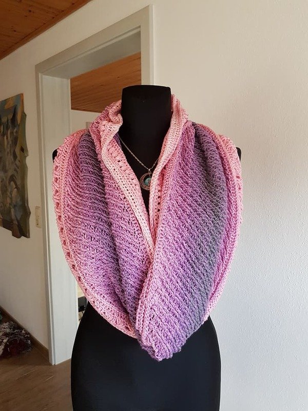 Schwarze Büste mit gehäkeltem Loop in Rosa- und Lilatönen mit strukturierter Maschenoptik