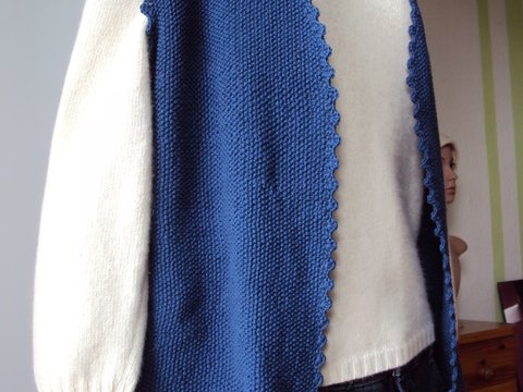 Weste aus blauer Baumwolle im Perlmuster mit Häkelkante