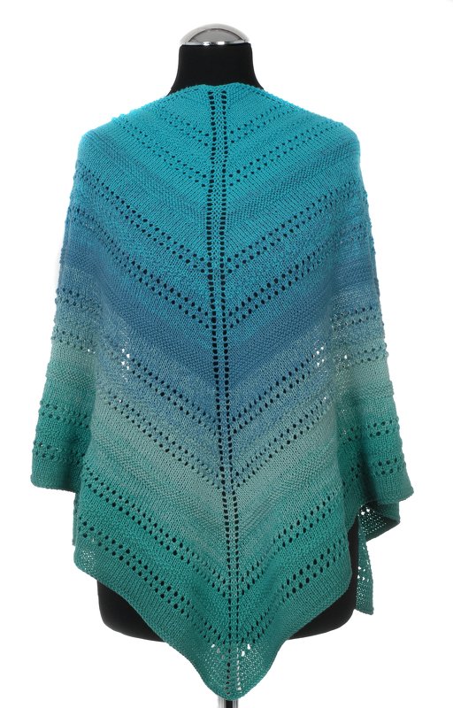 Rückansicht eines gestrickten Dreieckstuchs mit Türkis-Farbverlauf und V-förmigem Lochmuster auf einer Schneiderpuppe