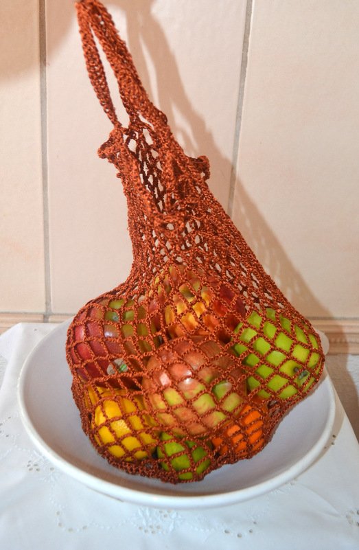 Rostbraune gehäkelte Henkeltasche im Netzdesign mit Äpfeln, Zitronen und Mandarinen