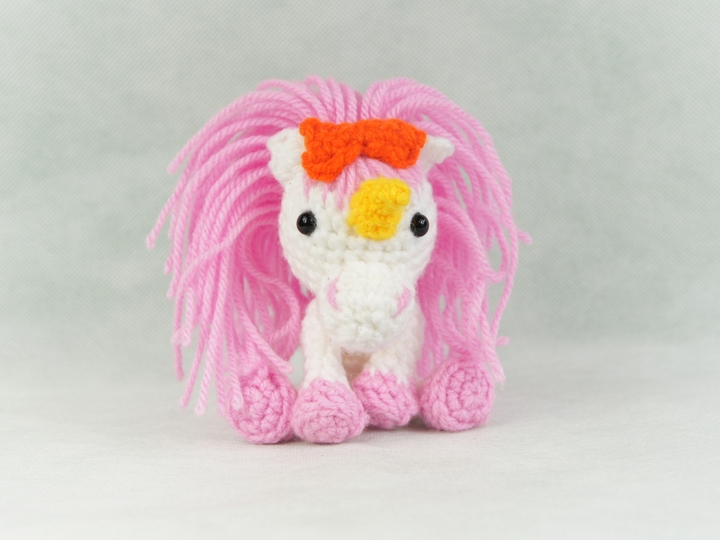 Kleines Einhorn häkeln, Häkelanleitung mit Häkelschrift