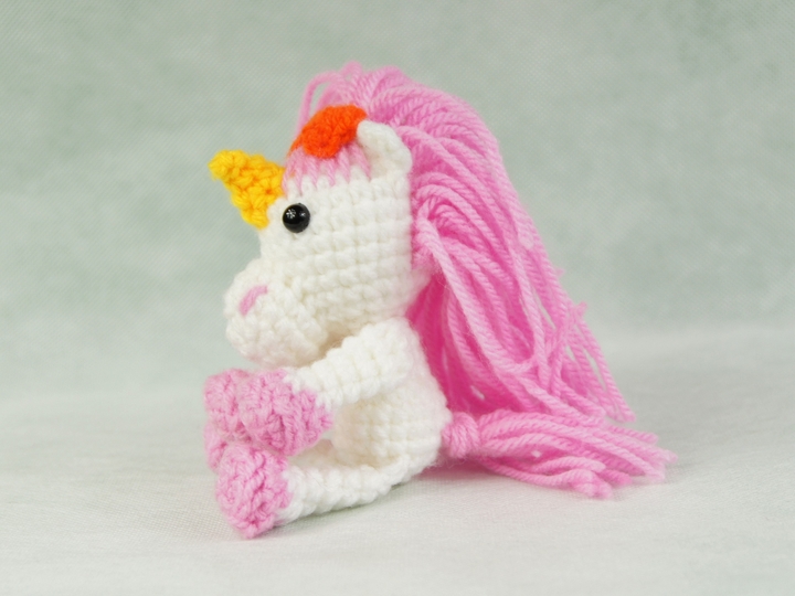 Kleines Einhorn häkeln, Häkelanleitung mit Häkelschrift