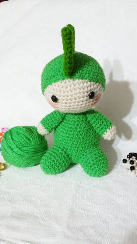 Handgehäkeltes grünes Amigurumi-Dino-Püppchen mit kleiner Kopfschuppe