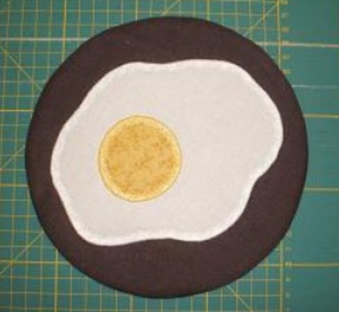 Mug Rug - Fried egg on black bread