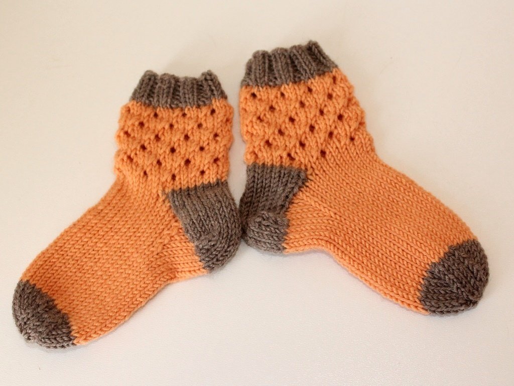 Strickanleitung Babysocken mit Lochmuster, Sohlenlänge 11 cm