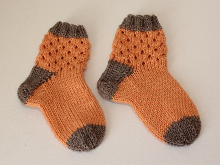 Strickanleitung Babysocken mit Lochmuster, Sohlenlänge 11 cm