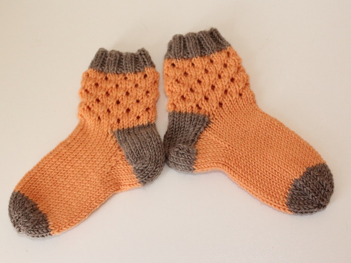 Strickanleitung Babysocken mit Lochmuster, Sohlenlänge 11 cm