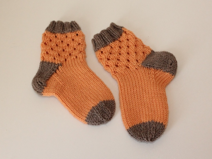 Strickanleitung Babysocken mit Lochmuster, Sohlenlänge 11 cm